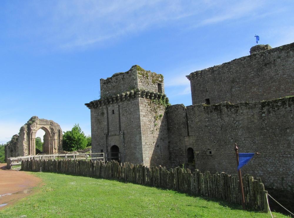 CHATEAU DE TIFFAUGES