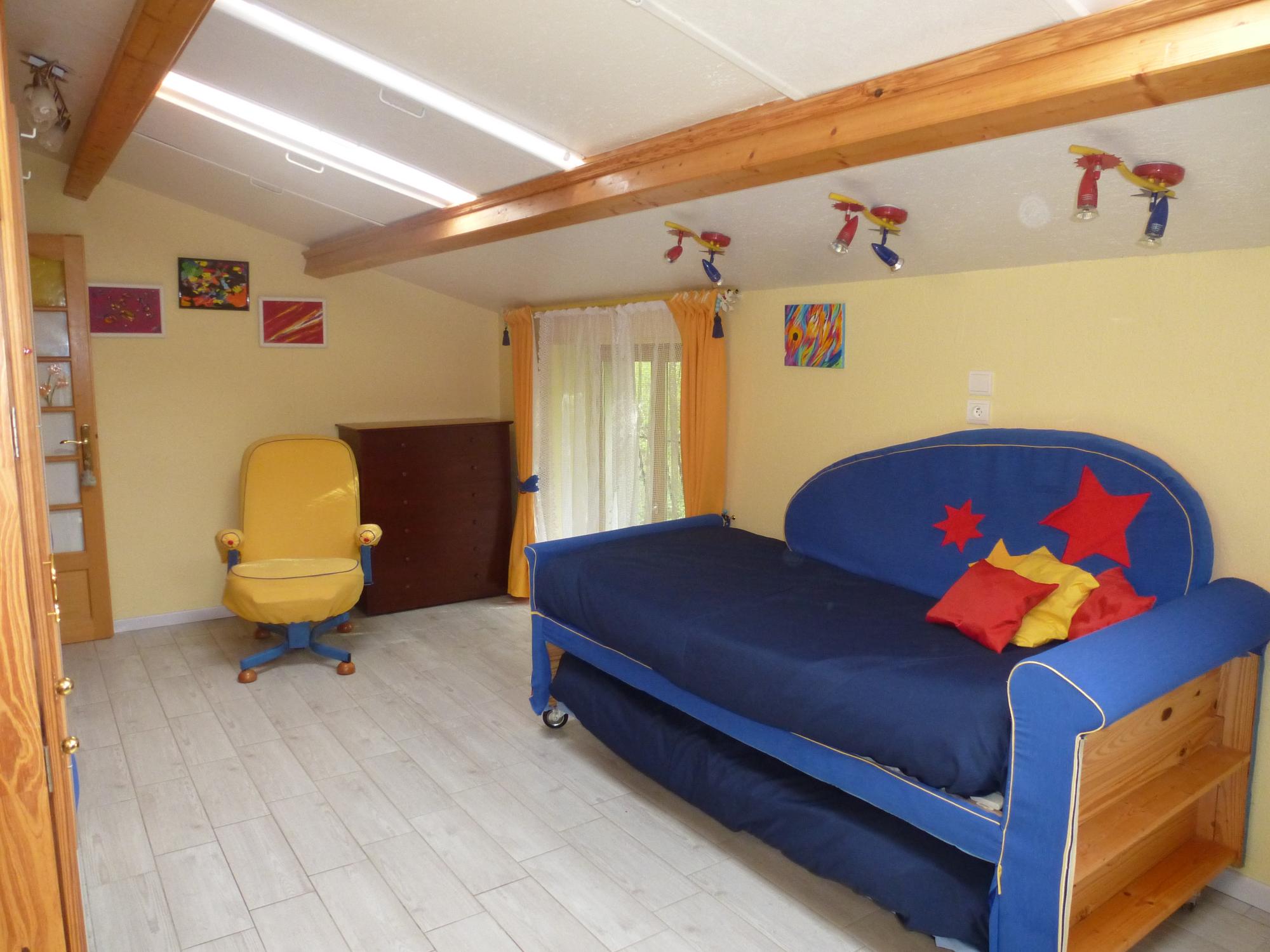 LA CHAMBRE MULTICOLORE - LE CANAPE FERME