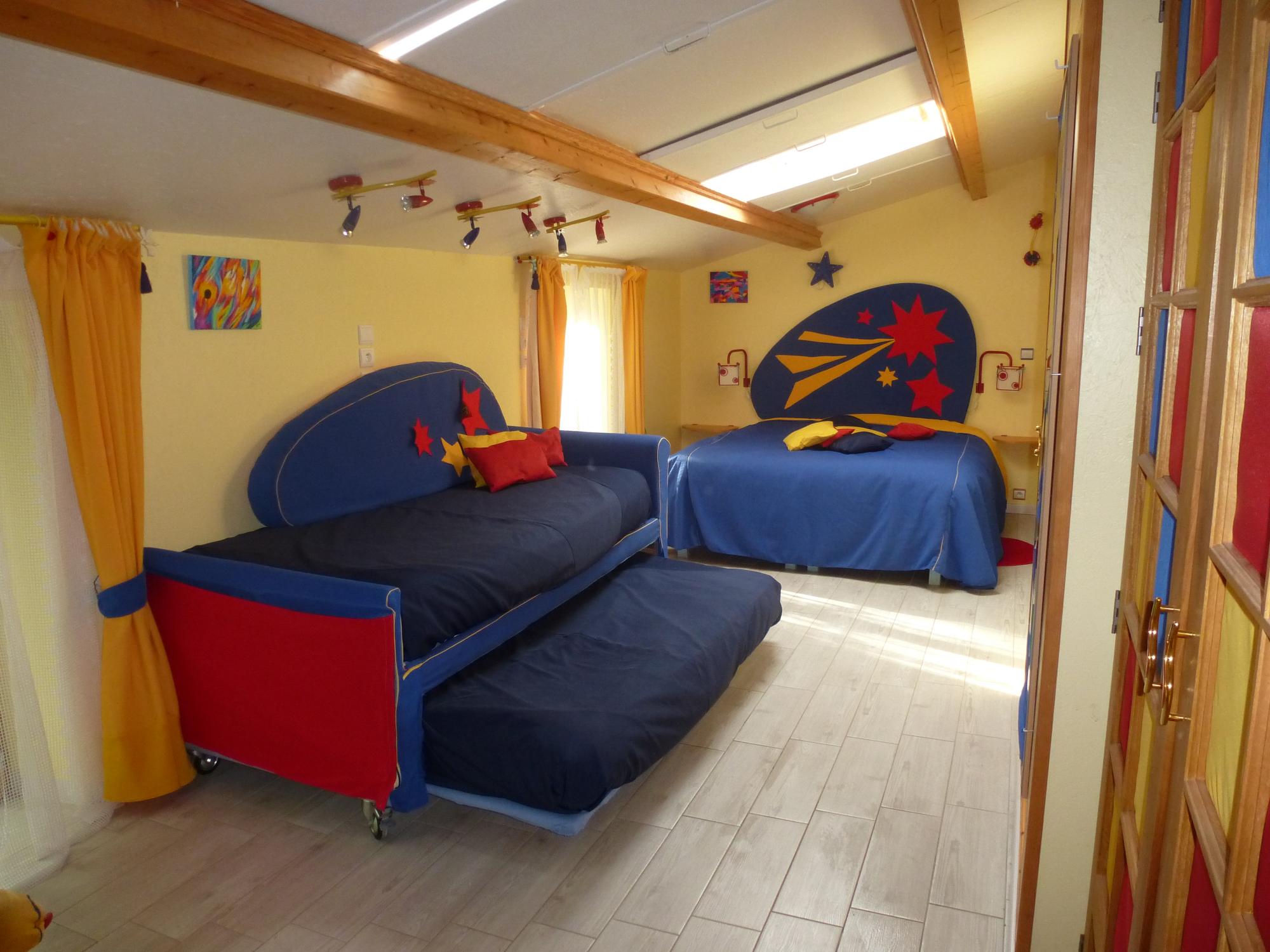 LA CHAMBRE MULTICOLORE - LE CANAPE OUVERT
