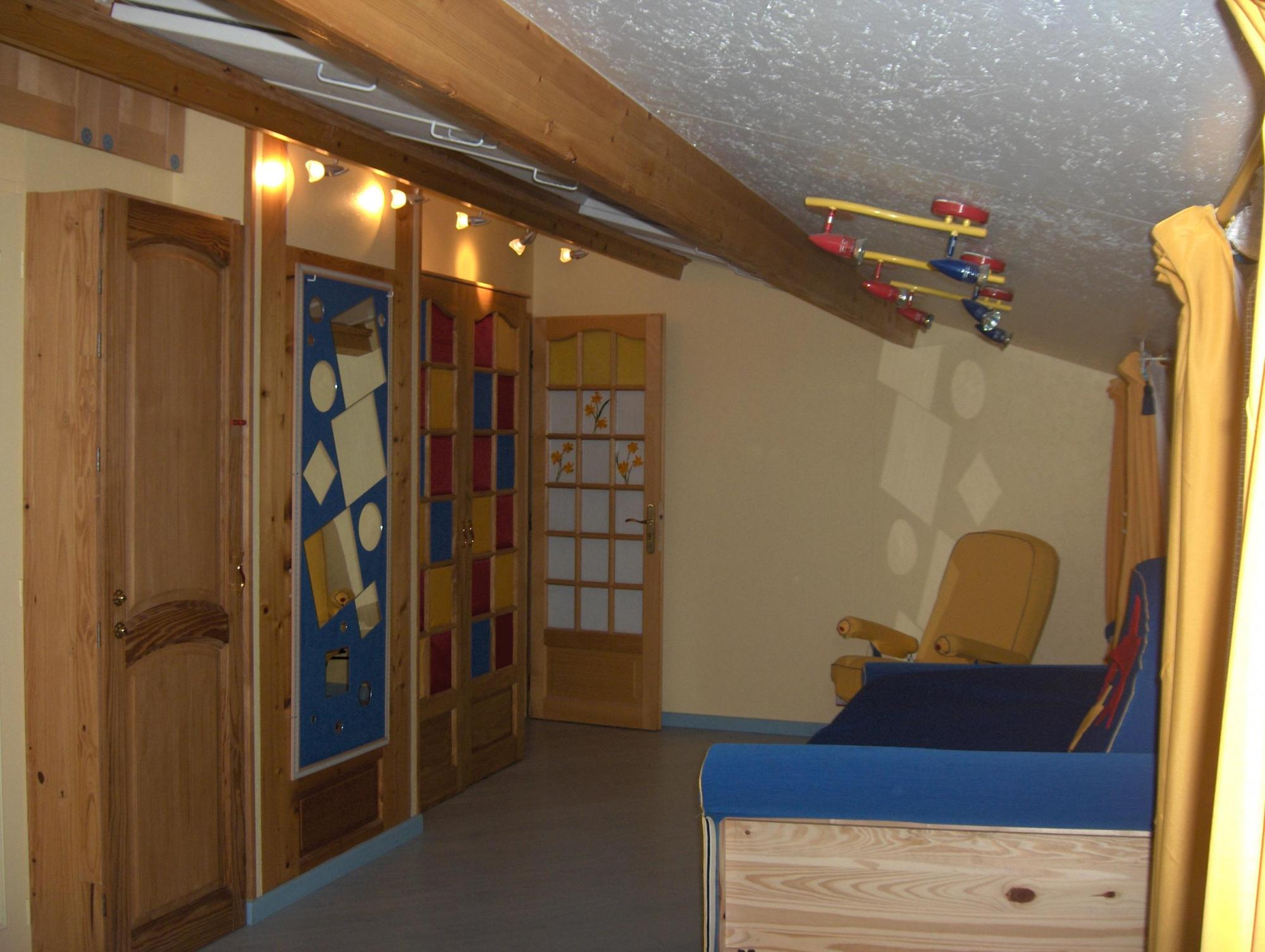 LA CHAMBRE MULTICOLORE