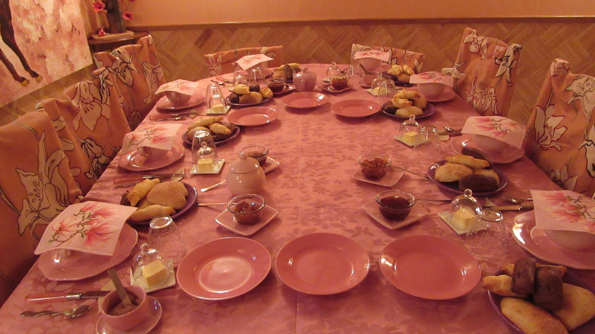 Table de petit-déjeuner réveil en rose